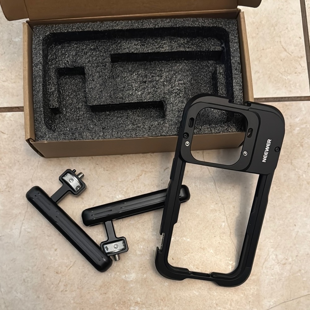 Neewer Handheld Black Cage Kit  IPhone 15 Pro